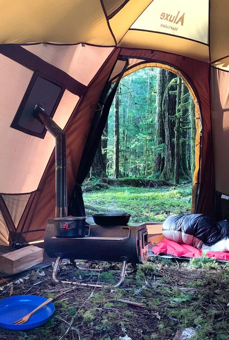 Палатка Russian Bear hot Tent. Туристическая палатка на природе. Палаточный кемпинг. Поход с палатками.