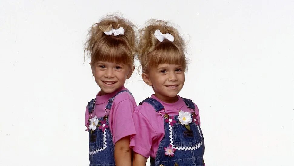 Двойня от миллионера. Разница близнецов от двойняшек. Эшли олсен стиль в детстве. Близнецы тройняшки. Семья с тройняшками.