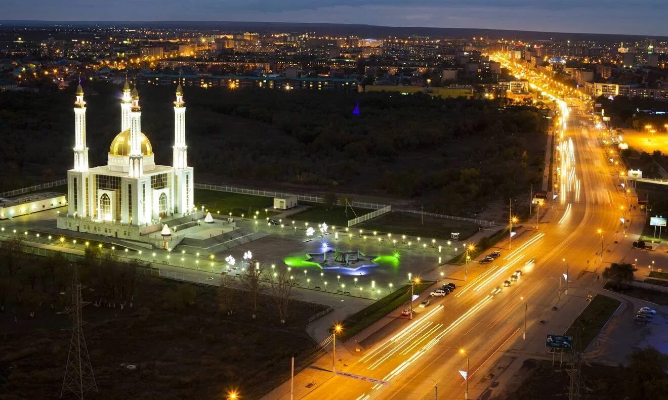 Уральск видео. Половодье в уральске сегодняшний. Уральск казахстан акимат. Город уральск казахстан. Площадь чапаева.