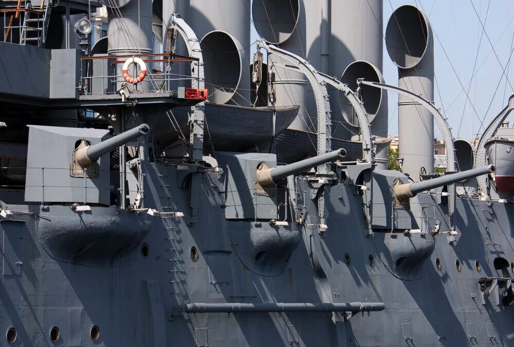 Орудия крейсеров. Корабельная артустановка ак-130. Пушка крейсера аврора. 203 мм пушка морская. Орудия крейсеров.