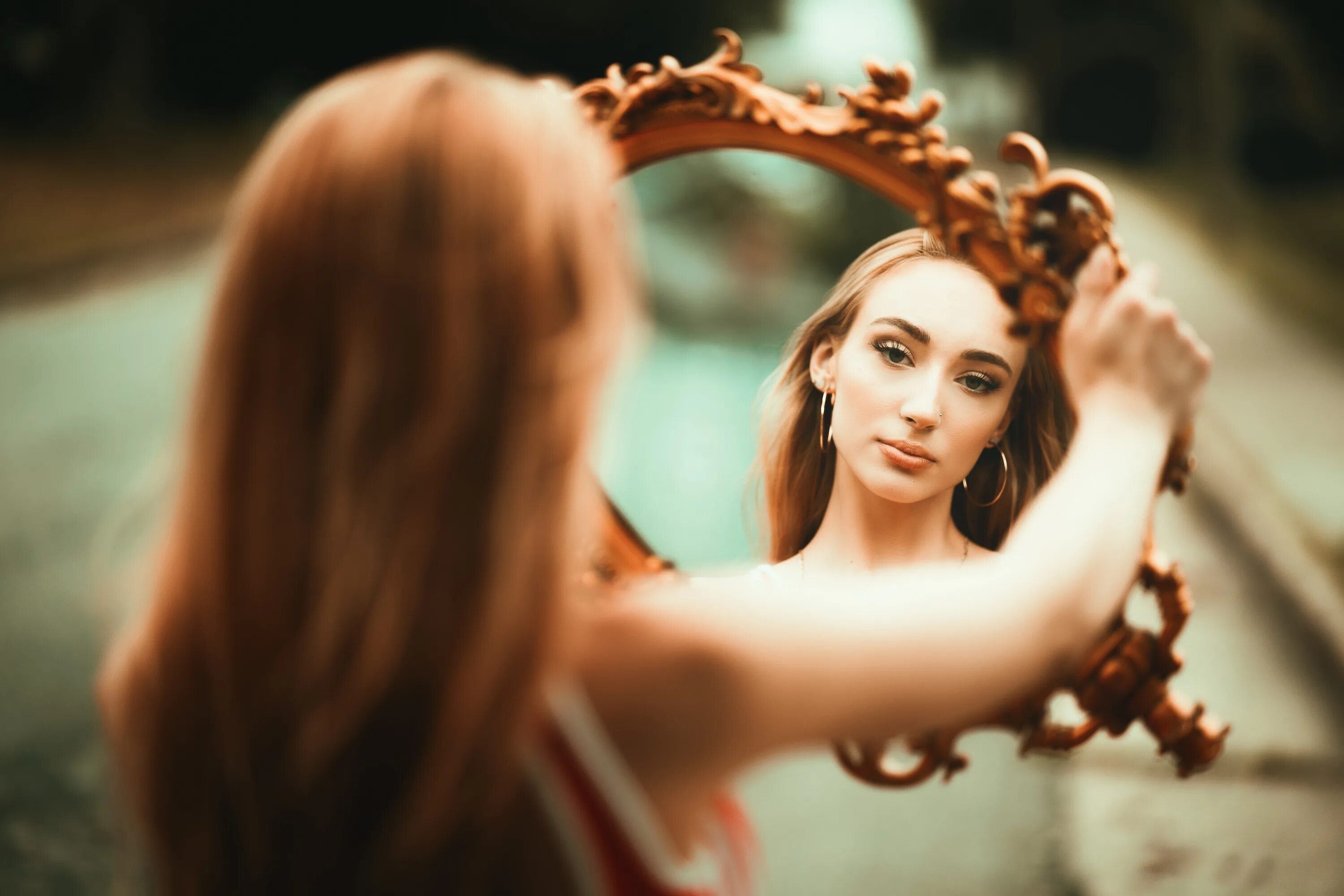 Видеть себя в зеркале с длинными волосами. Девушка в зеркале. Девушка в отражении зеркала. Отражение человека. Отражение в зеркале.