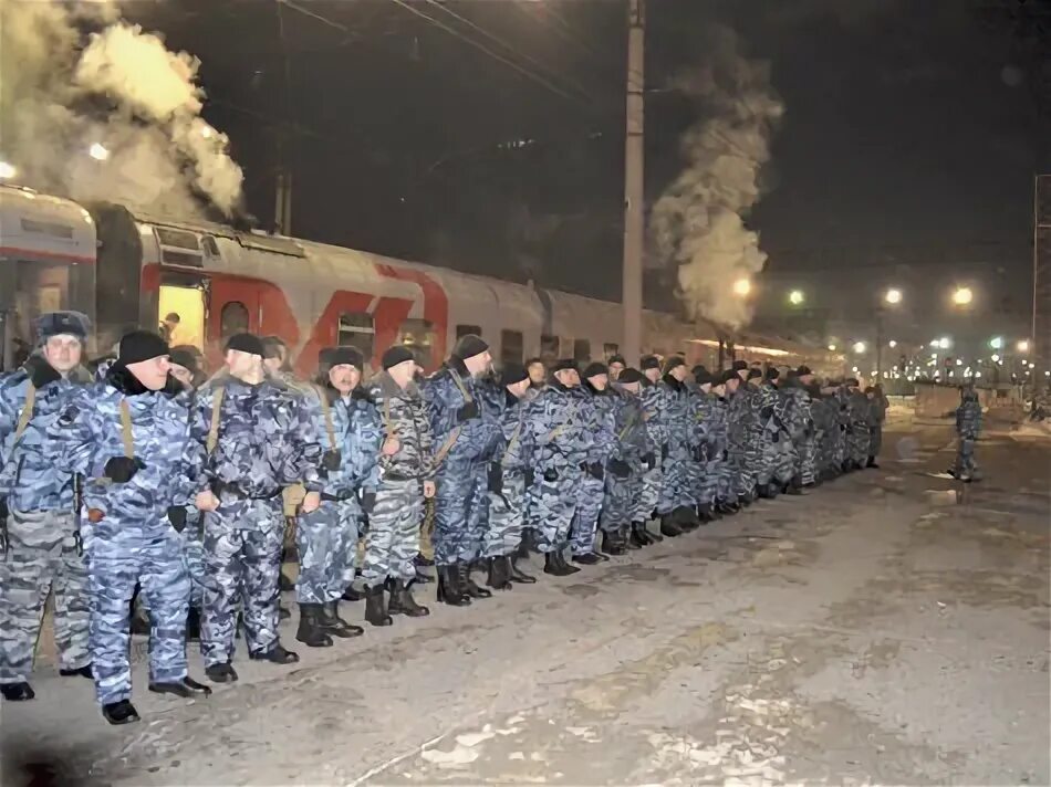 ОМОН В электричке. ОМОН на вокзале. ОМОН на железной дороге. Сводный отряд полиции Новосибирска.