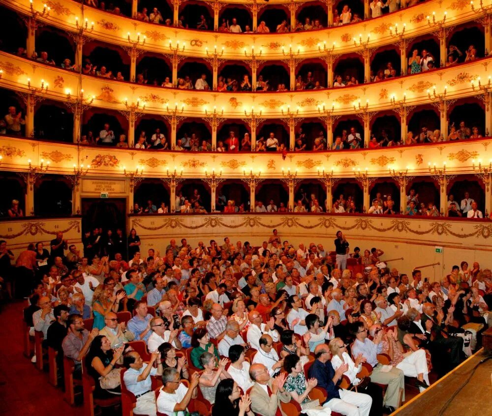 Bologna municipal theater фото. Театр россини. Памятник россини. Театр россини. Консерватория россини в пезаро.