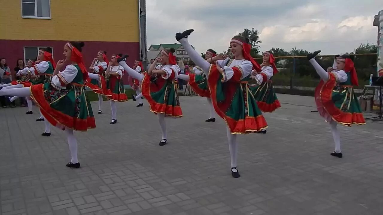 Русский танец "калинка", ансамбль локтева. Костюм для калинки малинки детский. Калинка малинка детский танец. Русский народный танец калинка малинка. Калинка малинка детский танец.