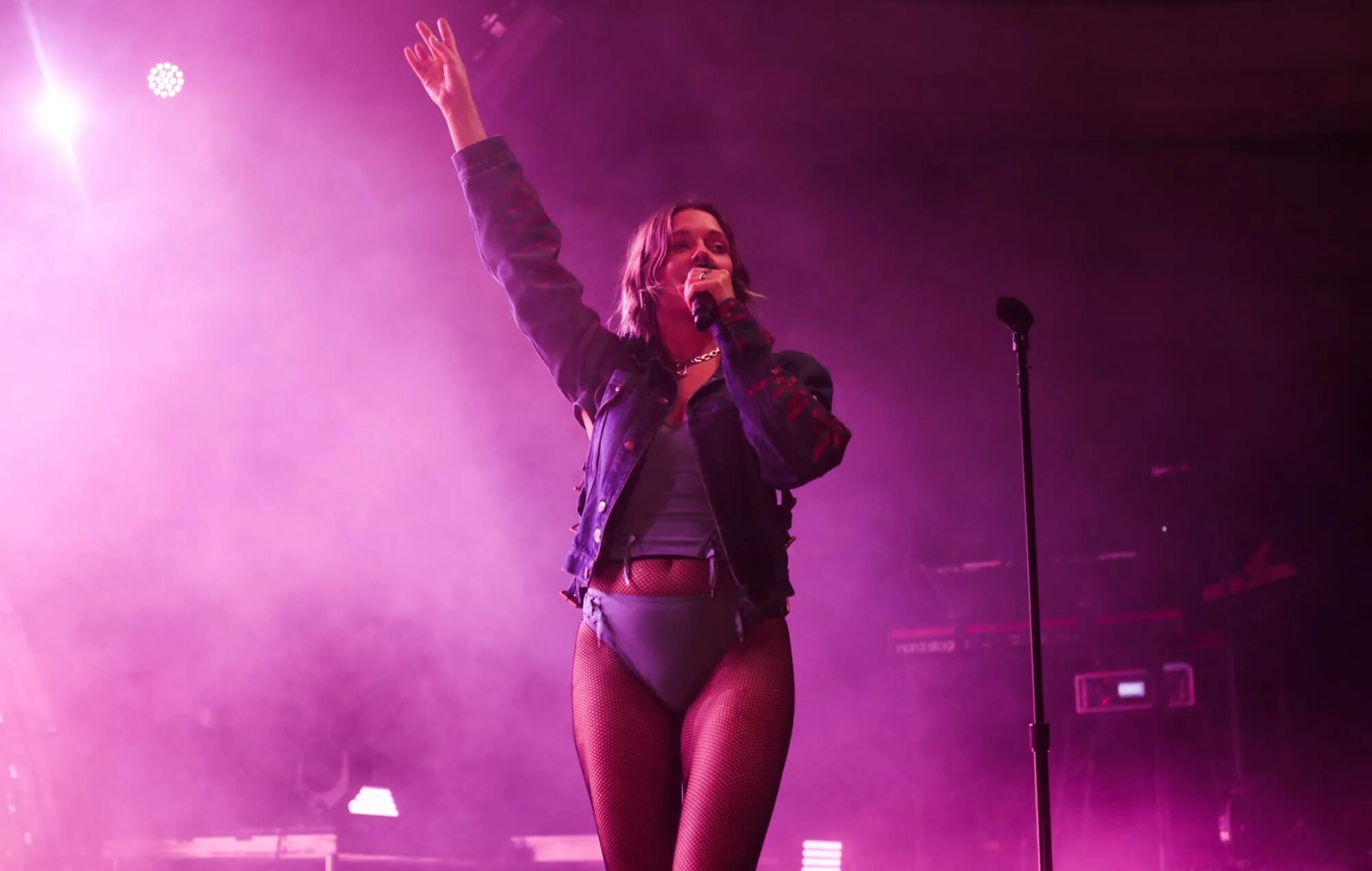 Шведская певица туве ло. Tove lo moments. Tove lo love bites. Tove lo певица 2022. Talking body туве лу.