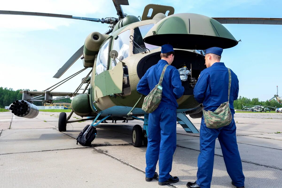 Военный борт ил 76. Эскадра истребителей. Летчик ввс россии. Авиационный техник ввс. Эскадрилья истребителей.