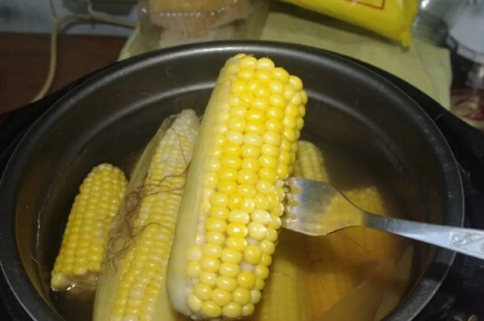Сколько варить початок. Кукуруза в кастрюле. Кукуруза молодая. Вареная кукуруза. Вареная кукуруза в кастрюле.