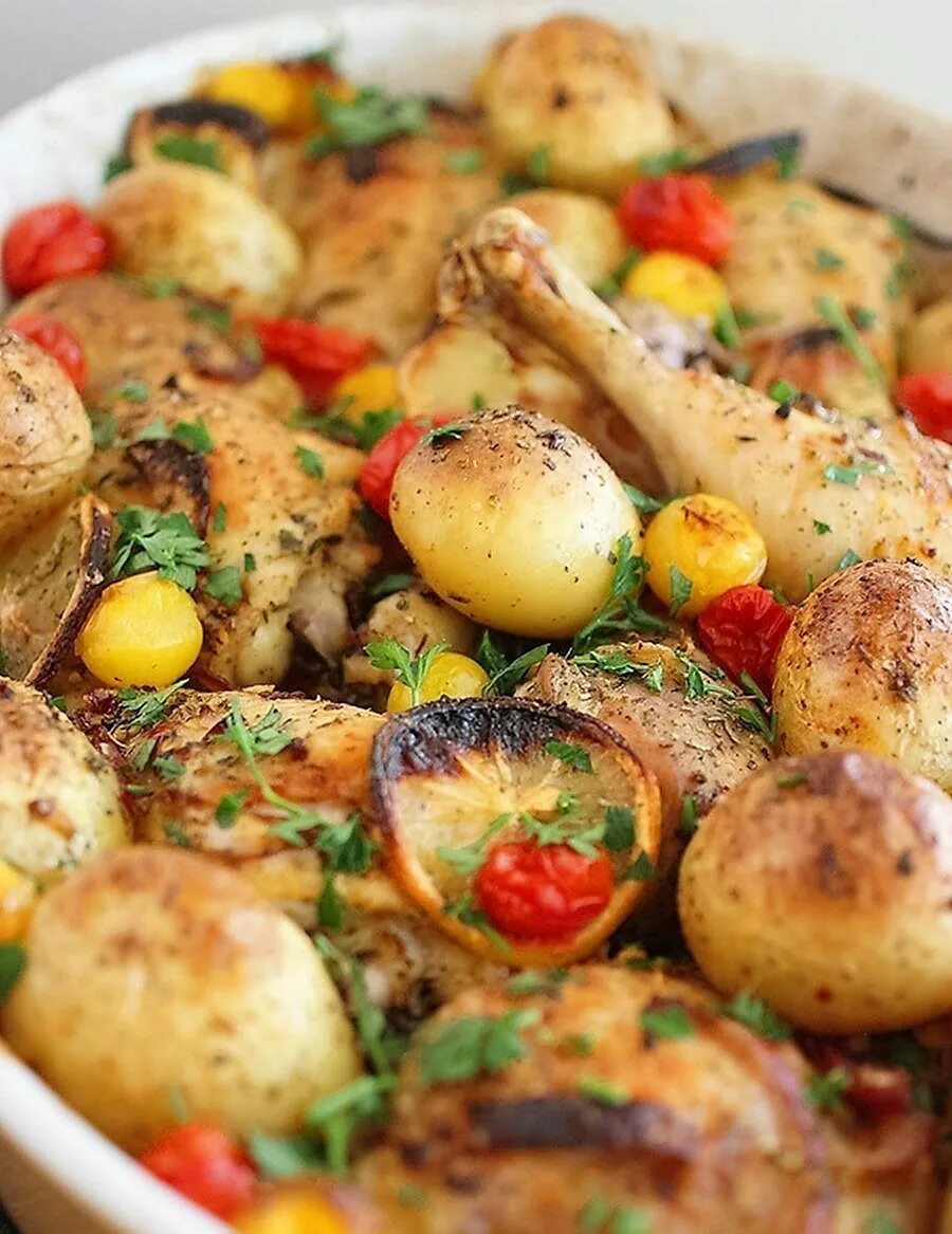 Курица с картошкой и овощами. Индейка с картошкой. Ужин картошка с курицей. Курица с картошкой на праздничный стол