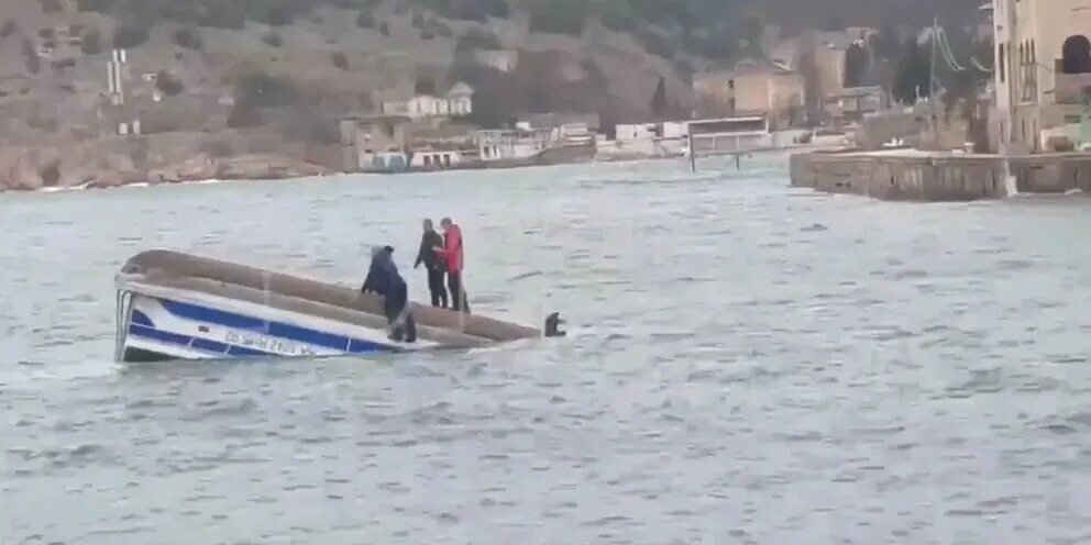 Катер на воде. Затонувший катер спб. Перевернувшийся катер. Лодка опрокинулась. Затонувший катер.