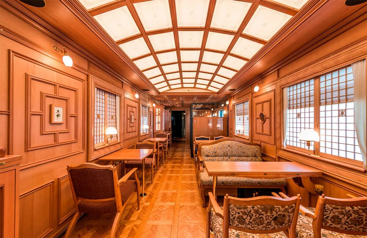 Kyushu seven stars train. Поезд seven stars in kyushu. Японские тепловозы. Япония кюсю пейзаж поезд. Seven train.