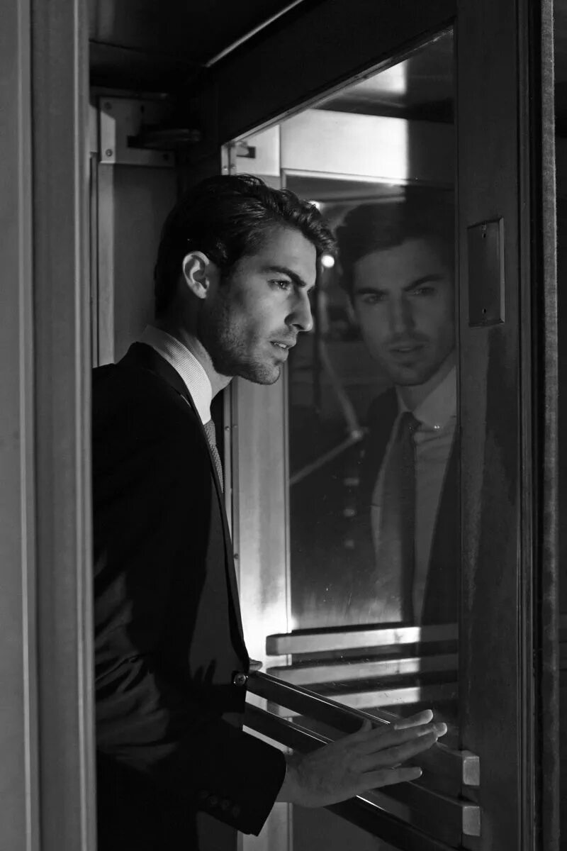 парень смотрится в зеркало. мужчина селфи в зеркале. мужик возле зеркала. парень в отражении зеркала. мужчина в зеркале.