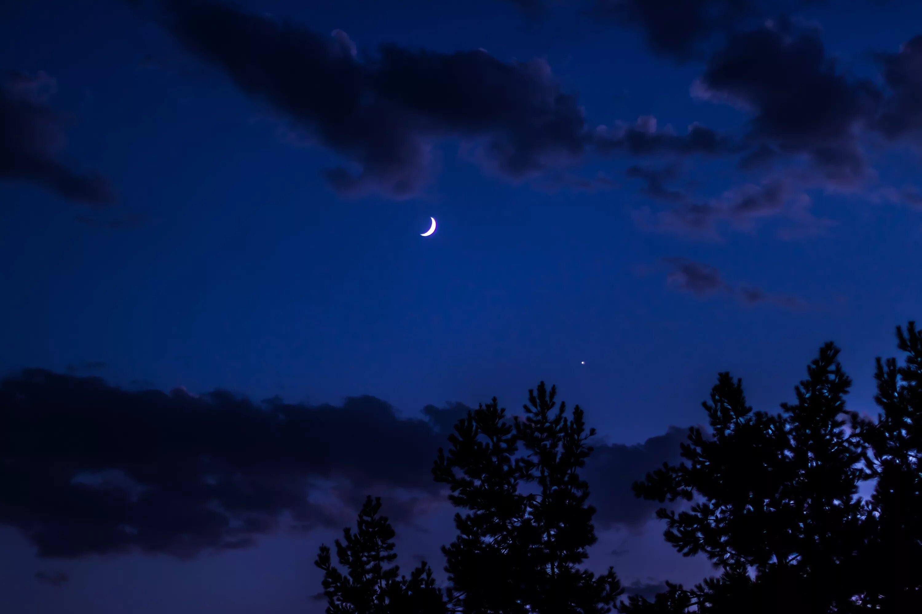 Луна на небе. Ночное небо с луной. Ночное небо с облаками. Лунное небо.