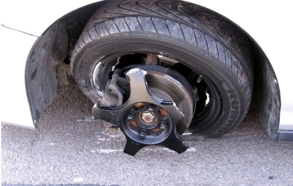 Колеса последствия. Сломанное колесо. Сломанные китайские диски. Колесо машины. Сломанный диск.