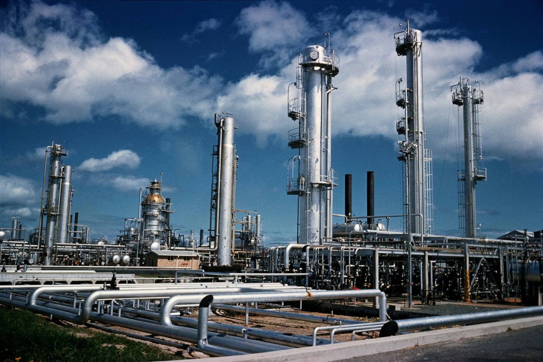 Южноуральский нефтеперерабатывающий завод. Онпз омский нефтеперерабатывающий завод. Новоуренгойский газохимический комплекс. Нефтехимия нефтепереработка производство. Нефтехимия нефтепереработка производство.
