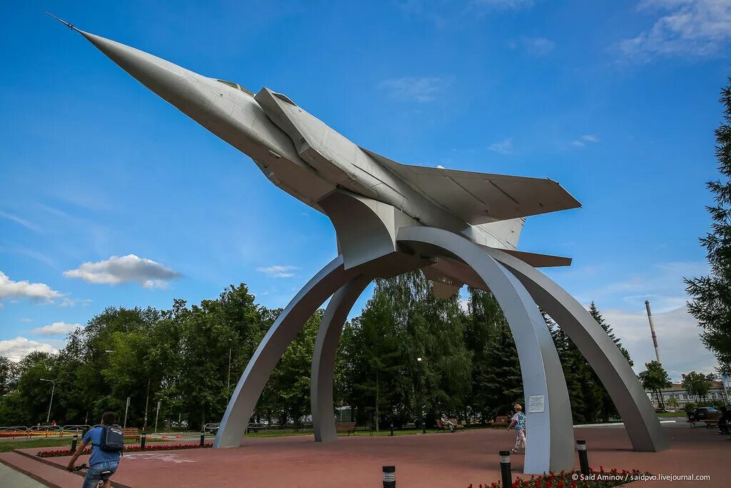 Чем знаменит пермский. Памятник миг 31 в Перми. Памятник самолет Пермь. Самолет на Чкалова Пермь. Пермь памятник самолету миг.