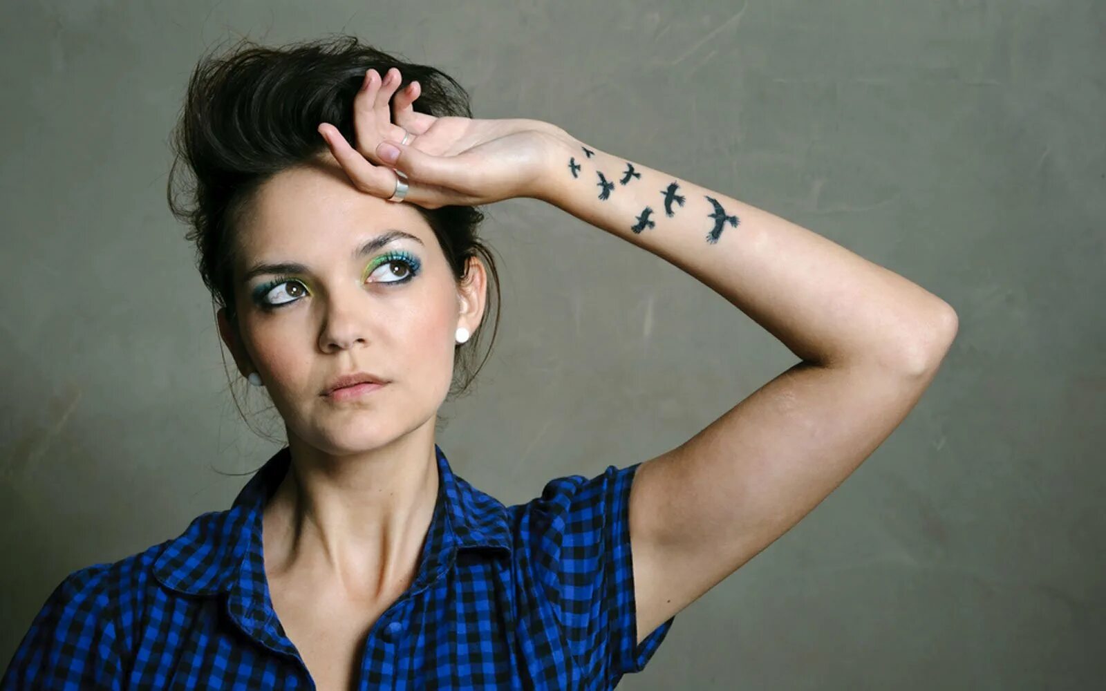 тату цветы на шее для девушек. элегантная татуировка на женщине. красивые татуировки для женщин. татуировки для девушек. тату для женщин после 40 значение.