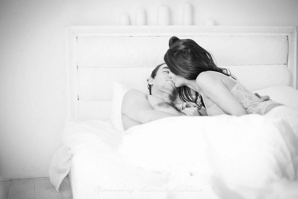 нежности в постели. нежности в постели. мужчина и женщина занимаются. нежный утренний молодой пары. романтическое утро для двоих.