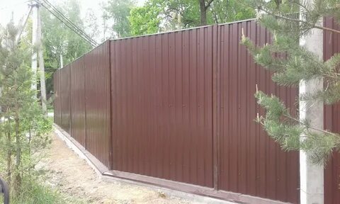 Забор из профнастила с планкой сверху