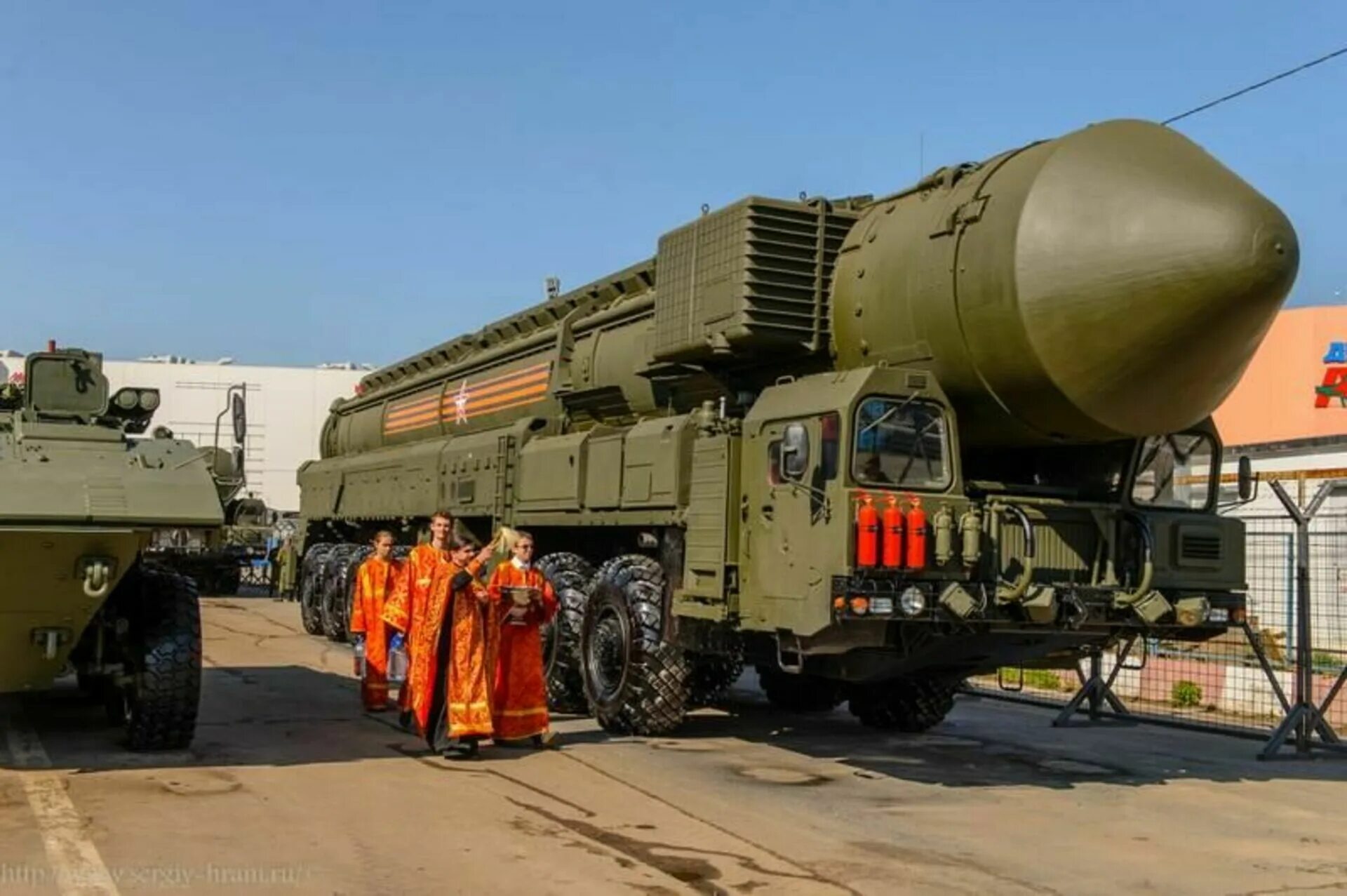 Священник освящает ракету сатана. Освящение военной техники. Тополь ракетный комплекс. Освящение боеголовок. Благословленное оружие