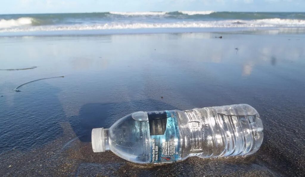 Bottle pollution. Использовать бутылку с водой