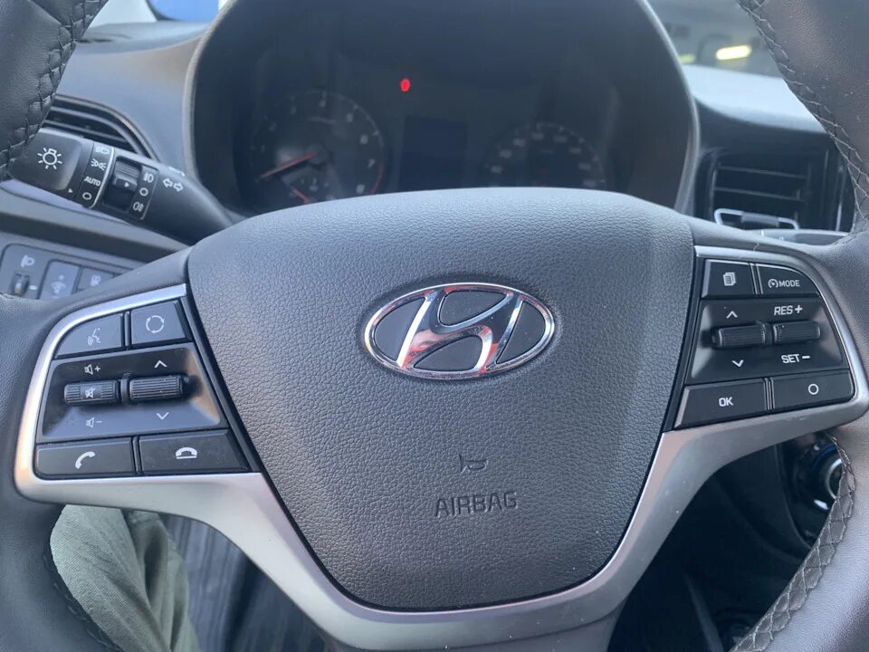 Кнопки солярис 1. Круиз контроль solaris 2025. кнопки круиз-контроля hyundai solaris. круиз контроль солярис 1. кнопка круиз хендай солярис 2.