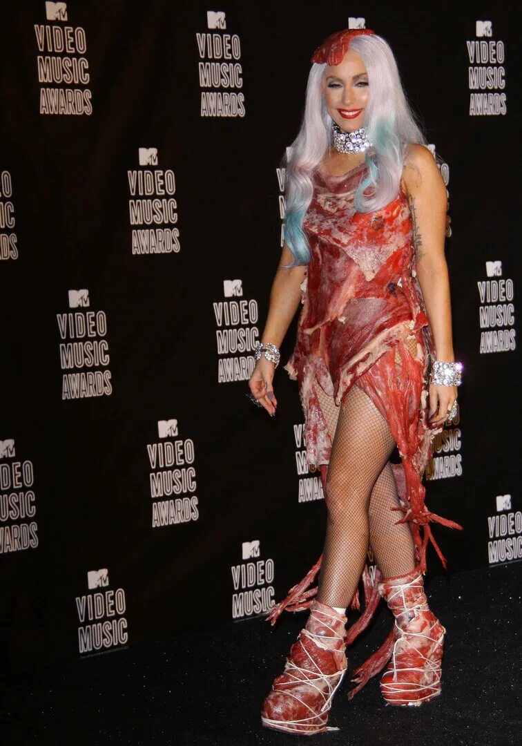 Мясной леди гага. Леди Гага из мяса. Леди Гага мясо платье. Леди Гага в костюме мяса. Леди Гага костюм из мяса.