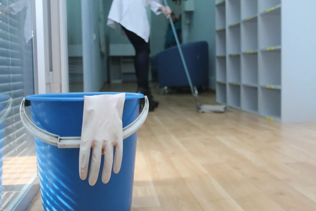 Уборка санитарка. Уборщица с ведром. ведро для уборки. уборка помещений в больнице. уборка палат.