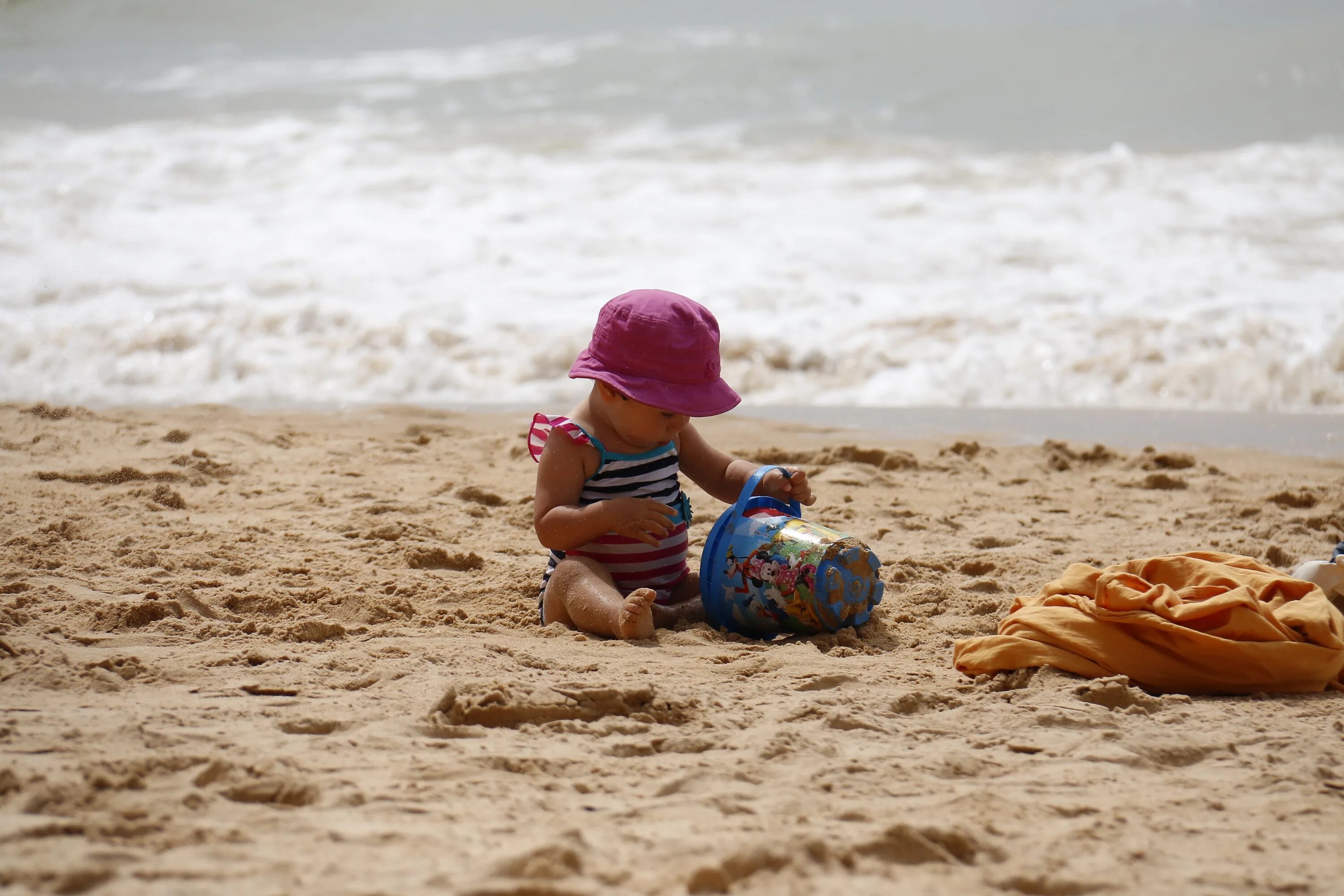 Море песок ребенок. Дети на море. Дети на берегу моря. Ребенок в пледе. Лето дети море.