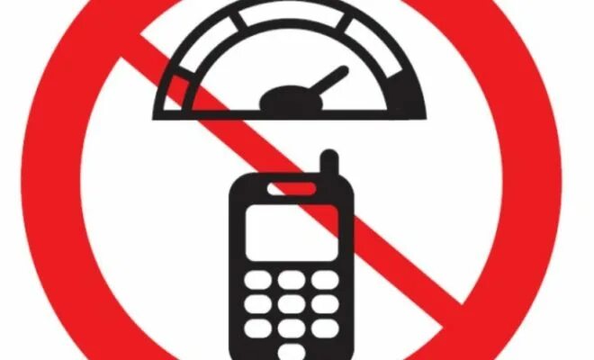 Разрешается водителю пользоваться телефоном во время движения. Пользоваться телефоном запрещено. Штраф за использование телефона. Запрет телефона за рулем. Штраф за разговор по телефону.