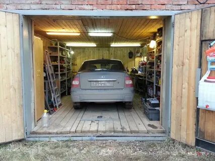 В 4 гаражах стоят автомобили
