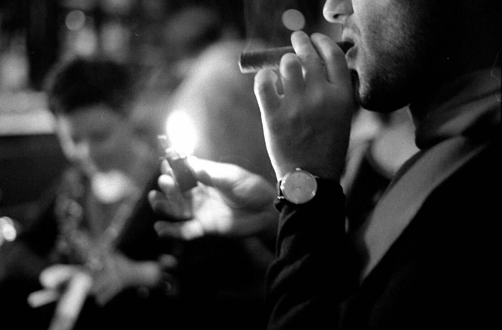 Постой мужчина. Мужчина закуривает. Мужчина с сигарой картинки. Парень курит сигарету. Парень с сигаретой.