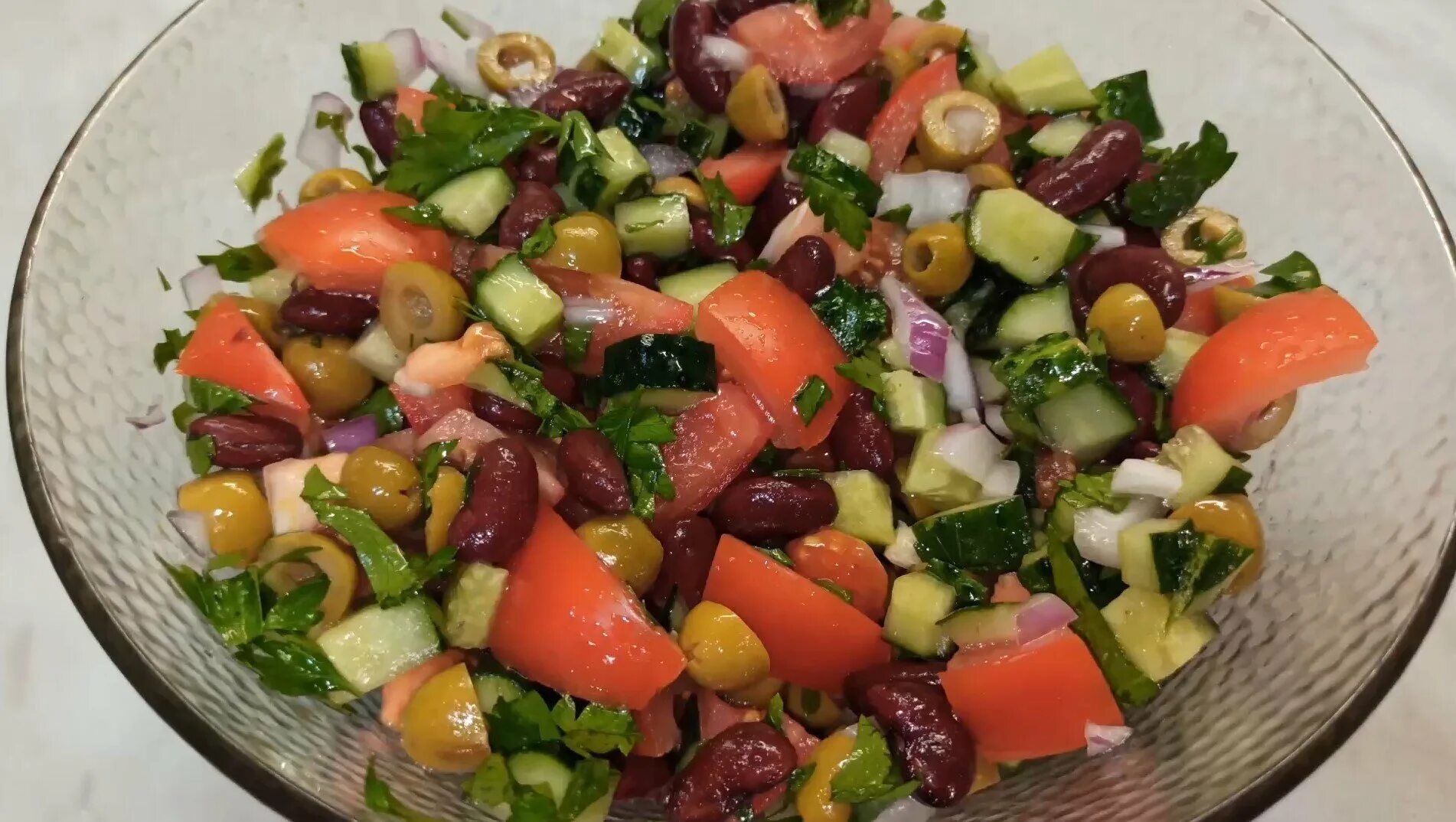 Салат фасоль мясо помидоры. Овощной салат с фасолью. салат с красной фасолью. салат овощной с красной фасолью. салат с фасолью и огурцами свежими.