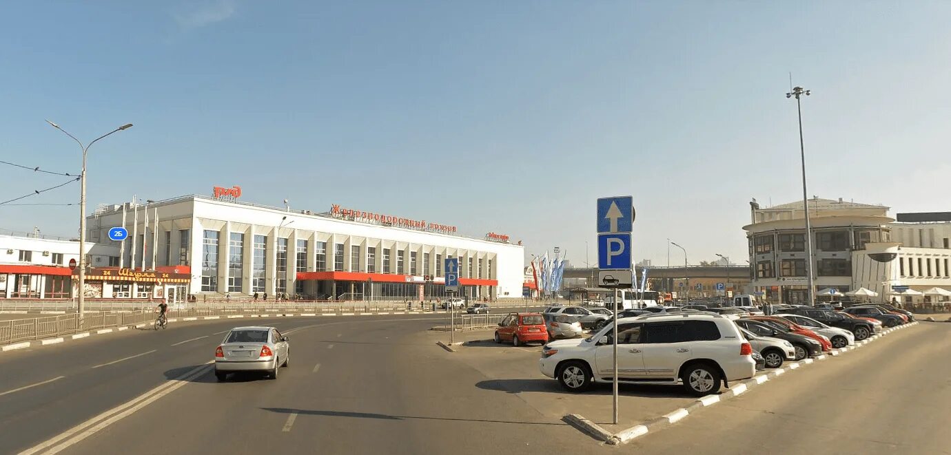 Стоянка под мостом. Стоянка на московском вокзале в нижнем новгороде. Парковка около московского вокзала нижний новгород. Привокзальная площадь екатеринбург. Парковка у речного вокзала нижний новгород.