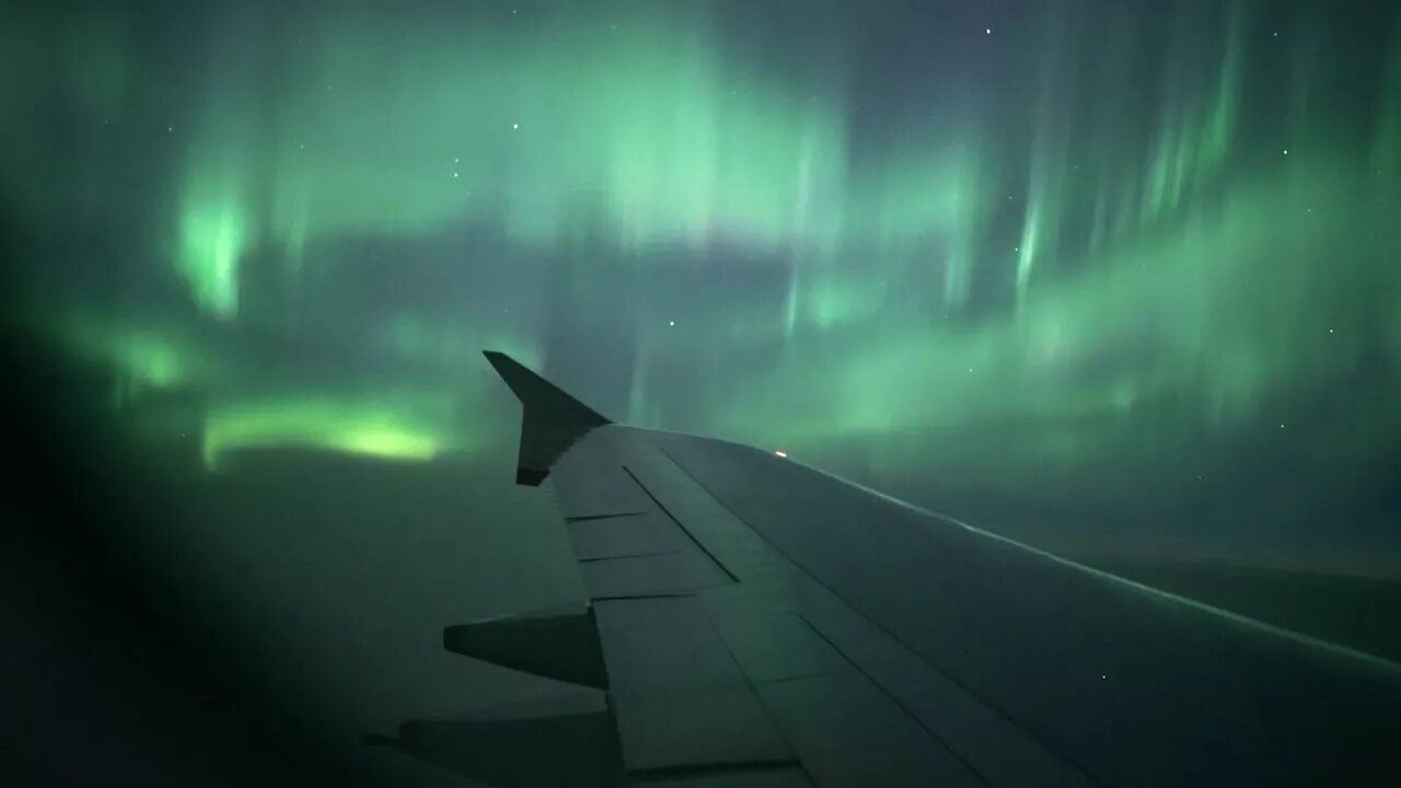 Северное сияние из самолета Мурманск. Северное сияние из окна самолета. Полярное сияние с самолета. Северное сияние вид из самолета.