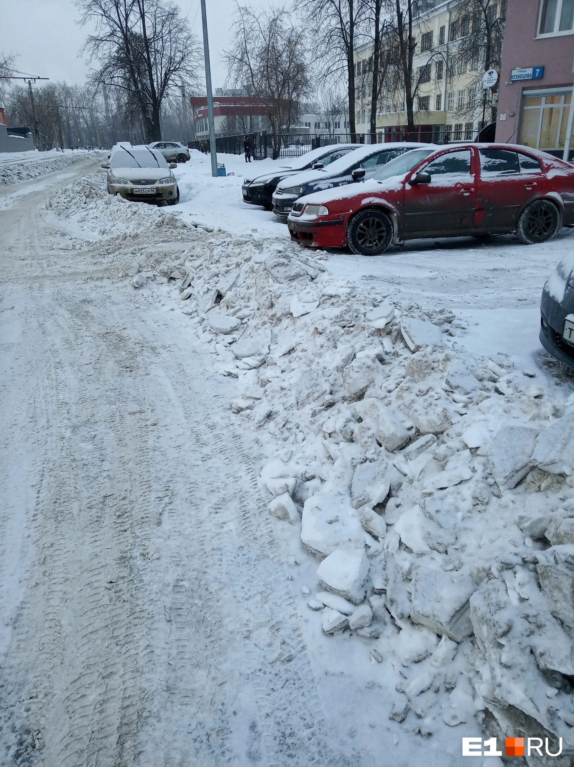 Дорогу завалило снегом. Снег во дворе. Двор завален снегом. Дороги Екатеринбурга зимой во дворах. Щекино в снегу.