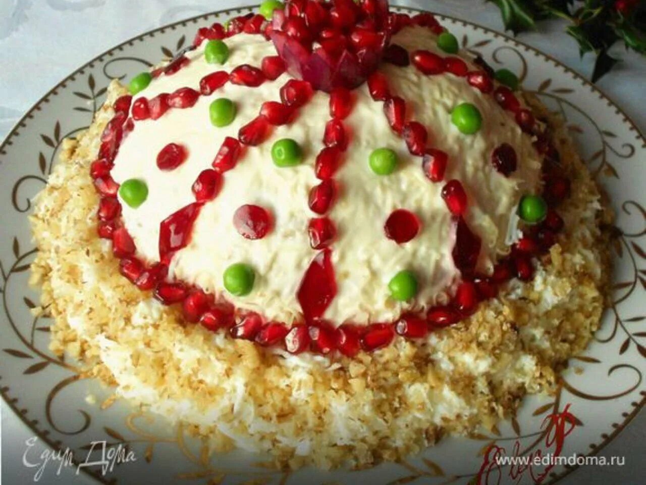 шапка мономаха блюдо. салат мономах с гранатом. салаты на новый год 2023 со свининой и говядиной шапка мономаха. салат шапка мономаха рецепт с гранатом. шапка мономаха ингредиенты.