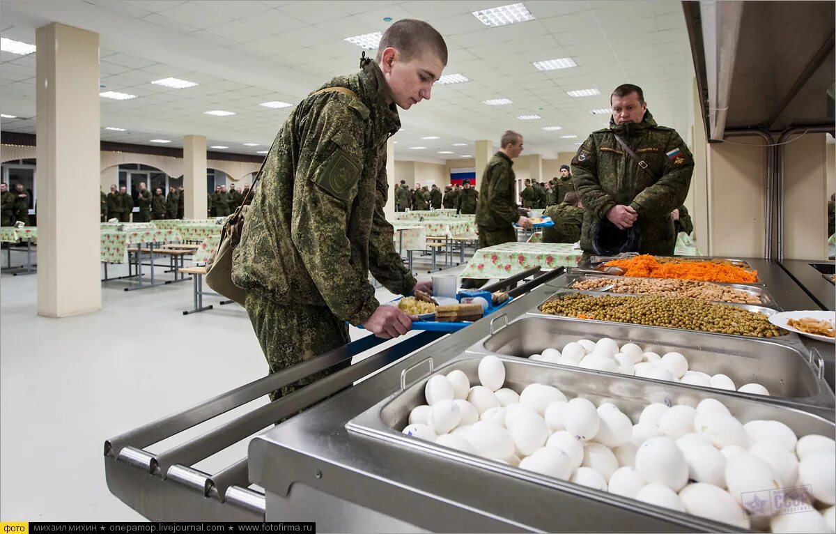 Вс рф готовит. Питание военнослужащих. Солдатская столовая Российской армии. Аутсорсинг в Вооруженных силах. Столовая в армии России 2020.