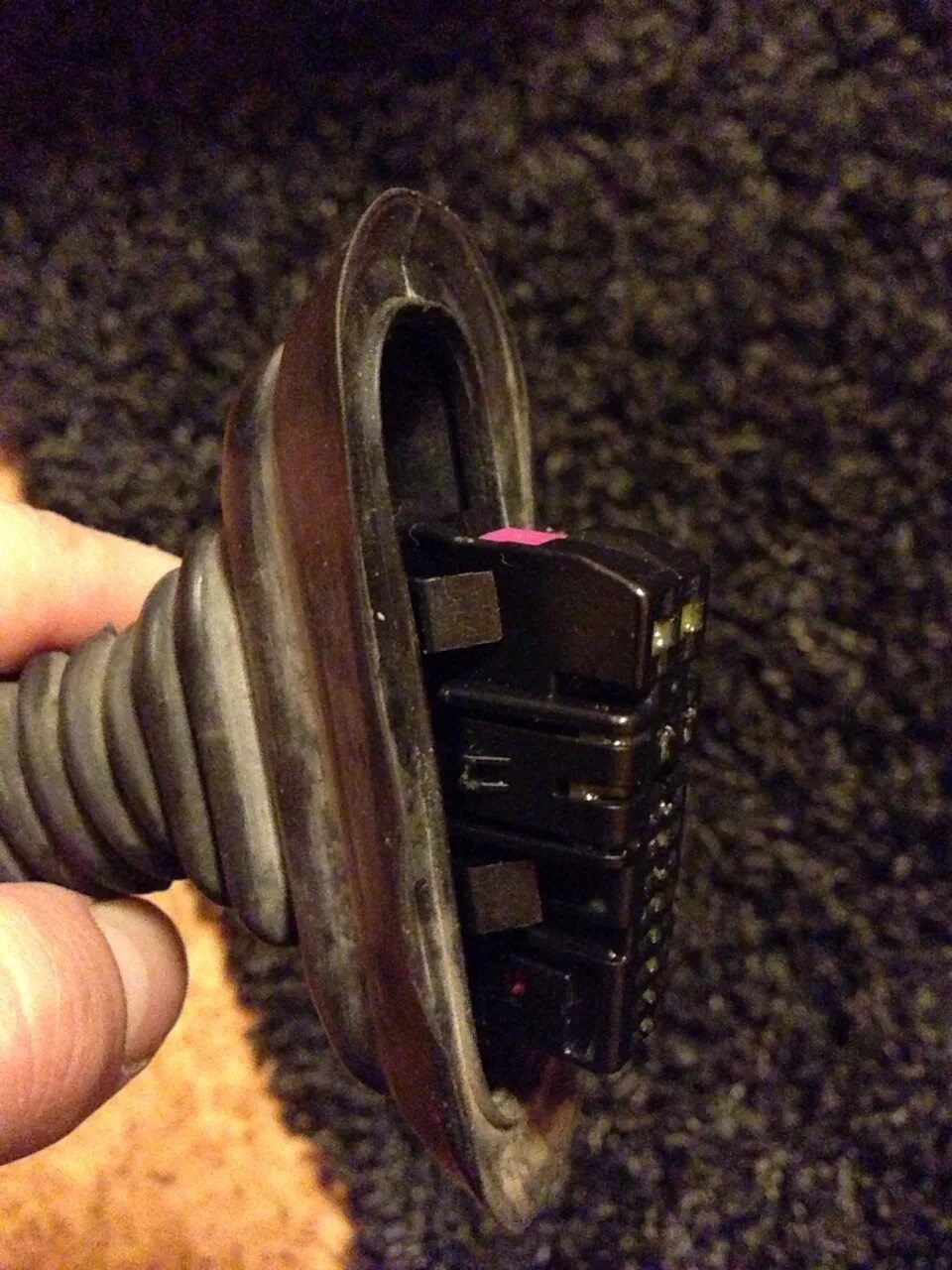 Диагностический разъем фольксваген поло. Разъём двери джетта 6. Снятие штекера. Ford kuga штекер подогрева форсунок. Фишка фары форд мондео 4.