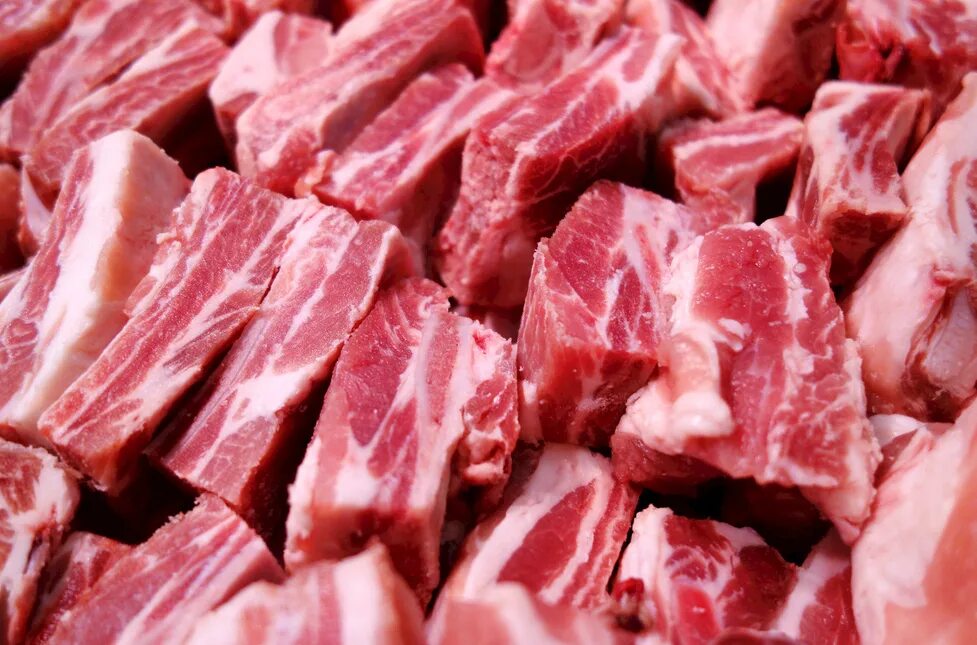 Говядина морожена. Свинина замороженная. замороженные кубики мяса. нарезка мяса рыбы кубиками. хвосты говядина свежемороженые.