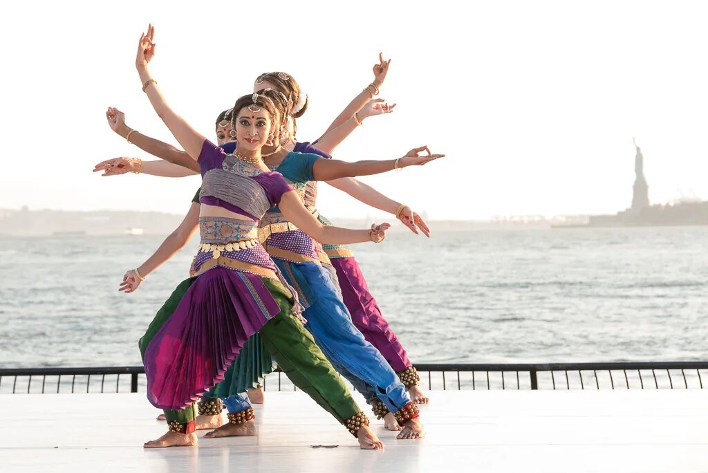 Танцор хип хоп. Индусы танцуют. Девичий танец. Хип хоп джаз фанк танцы. Современная хореография.