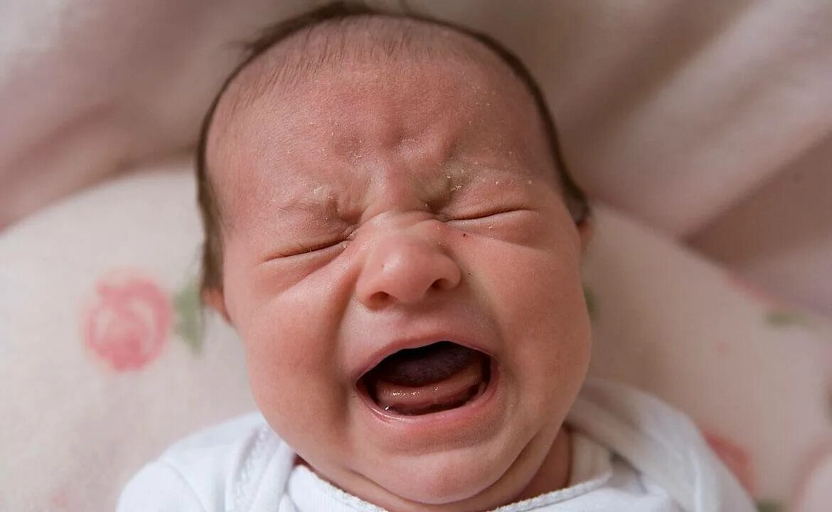 Почему новорожденные кричат. Малыш плачет. Плачущий ребенок. Новорожденный плачет. Новорожденные дети.