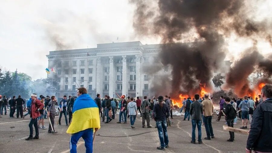 Одесский дом профсоюзов 2 мая 2014. Жертвы дом профсоюзов в Одессе 2 мая 2014. Одесса май 2014 дом профсоюзов. Одесса дом профсоюзов трагедия 2014 год. Мужчина 2 мая