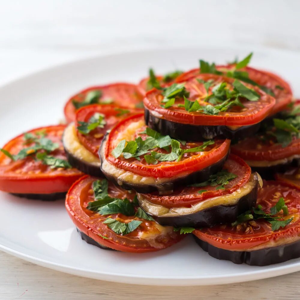 Баклажаны жареные с овощами. Баклажаны закуска. Необычные закуски. Закуска из помидор. Баклажаны с помидорами и чесноком.