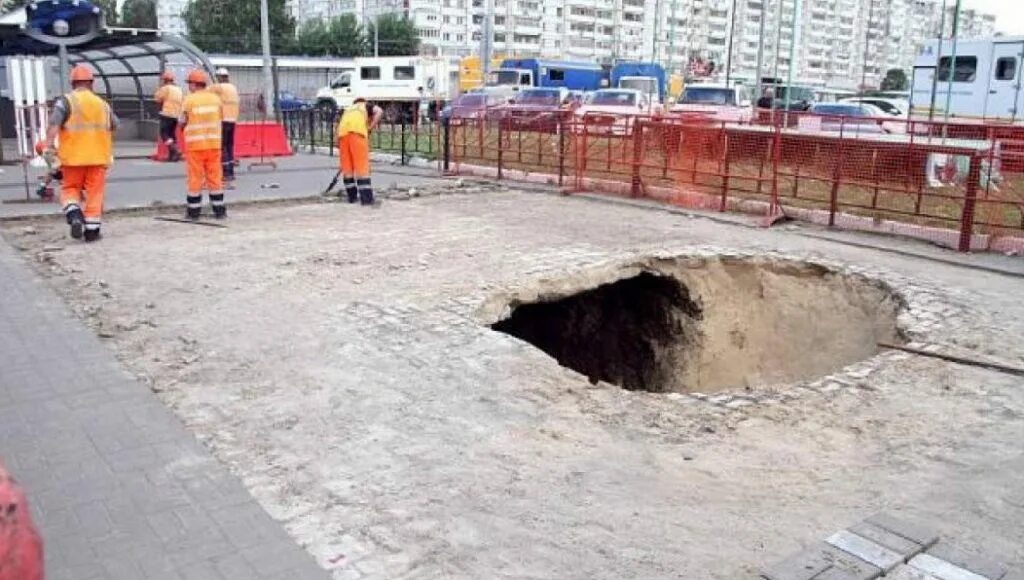 Объект яма. Огромная яма. казань в яме. в казани провалился асфальт. большая яма в казахстане.