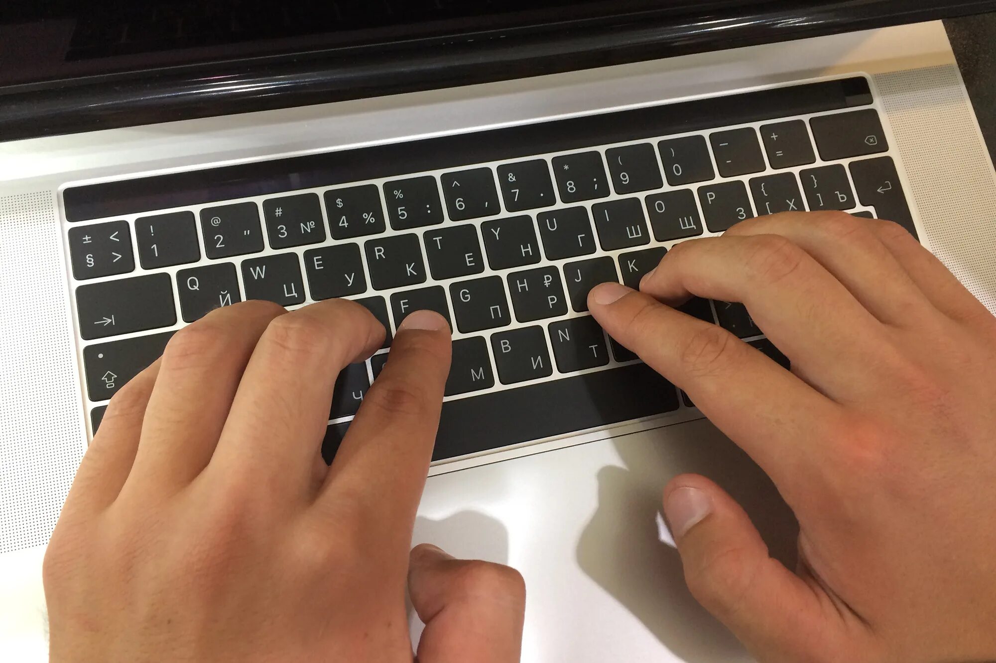 Показ нажатых клавиш. Пальцы на клавиатуре. Клавиатура. Компьютерная клавиатура. Клавиатура компьютера пальцы.