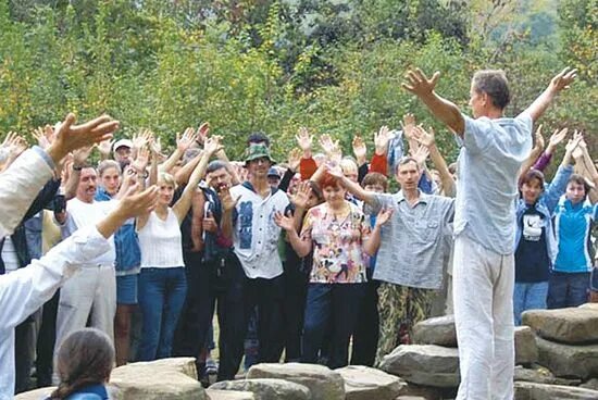 водное крещение евангельских христиан баптистов. иегова свидетели иеговы. неопятидесятники, или харизматики. протестантские секты. крещение баптистов.