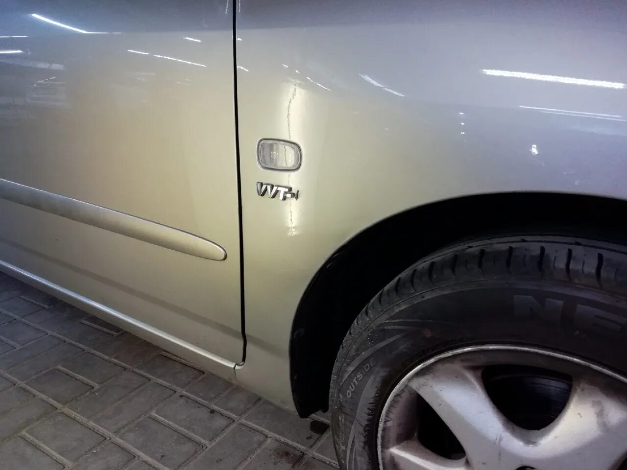 вмятина ребра на крыле машины. вмятина на крыле с царапинами. вмятина на крыле автомобиля. хендай солярис вмятина на капоте без покраски. вмятина на крыле.