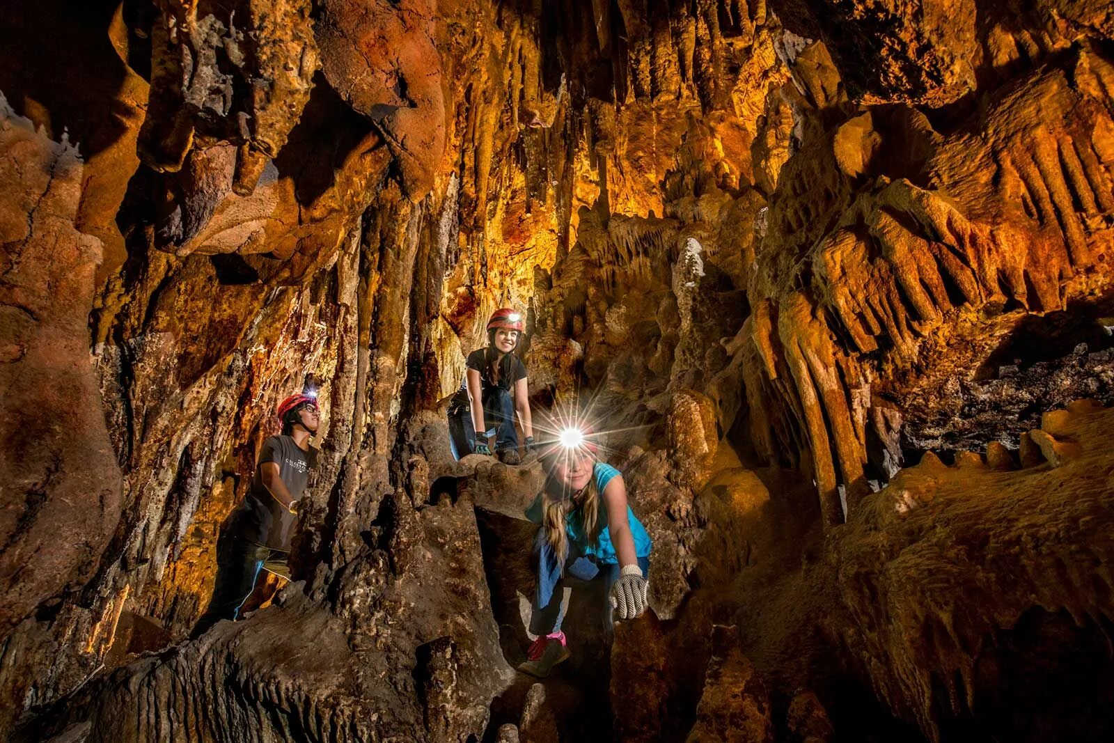 Caves adventures. Крутая пещера. Пещера в горах. Фотосессия в пещере. Известковая пещера в калифорнийском национальном парке.