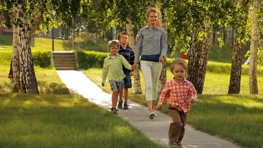 Go for a walk in the Park. Go for a walk children. Children walk in the Park. Фото семья в парке тропинка.