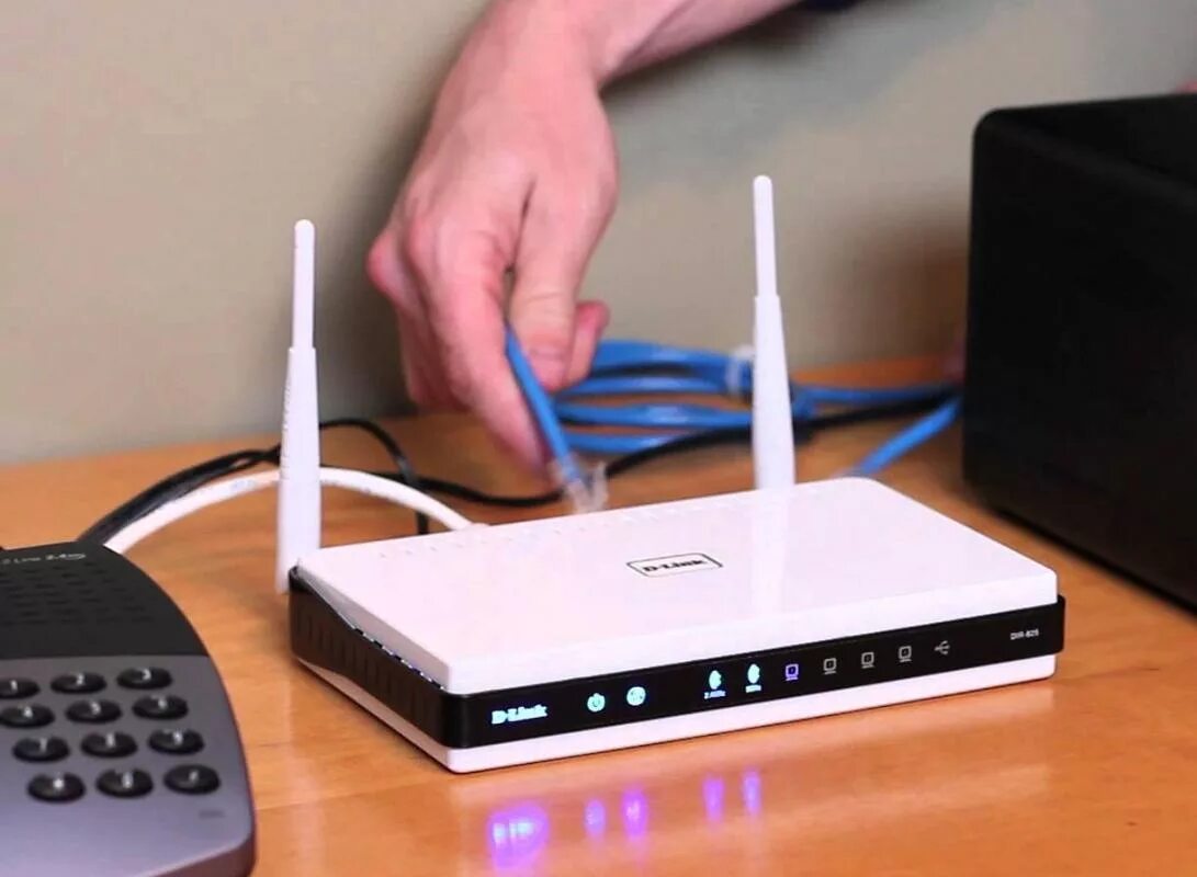 Роутер от провайдера. Роутер на столе. роутер интернет wi-fi. роутер в офисе. роутер домашний интернет.